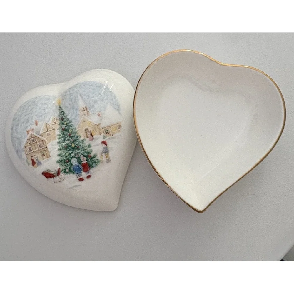 Mikasa MERRY CHRISTMAS Holiday Covered Heart Shaped Bowl‎ Trinket Box - FX032